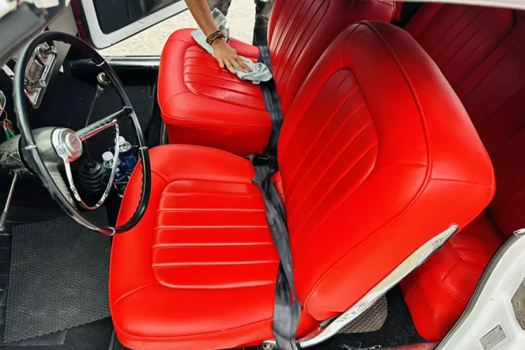 Chevrolet định vị chiếc xe dưới 2.000 đô la này là một chiếc xe nhỏ gọn tiết kiệm nhiên liệu và làm nổi bật thiết kế động cơ phía sau, mang đến hình bóng thấp, sàn khoang hành khách phẳng và nội thất rộng rãi. Xe có lực kéo tuyệt vời, không cần trợ lực lái hoặc phanh, chất lượng lái tốt và phanh cân bằng. Thiết kế này cũng thu hút khách hàng của các hãng khác, chủ yếu là xe nhập khẩu.