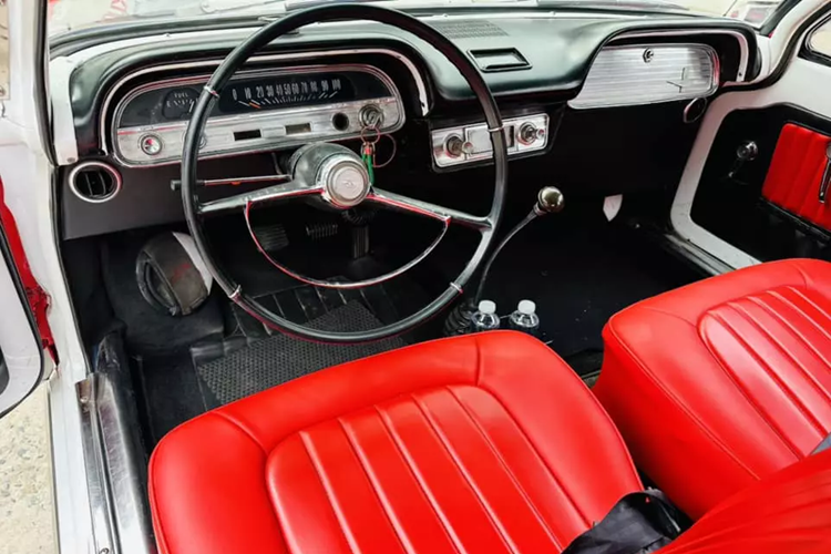 Corvair được bán trong hai thế hệ, thế hệ đầu tiên từ năm 1960 đến năm 1964, thế hệ thứ hai từ năm 1965 đến năm 1969. Nó đã bán được hơn 200.000 chiếc trong mỗi sáu năm đầu tiên và tổng cộng là 1.835.170 chiếc, trong 10 năm.