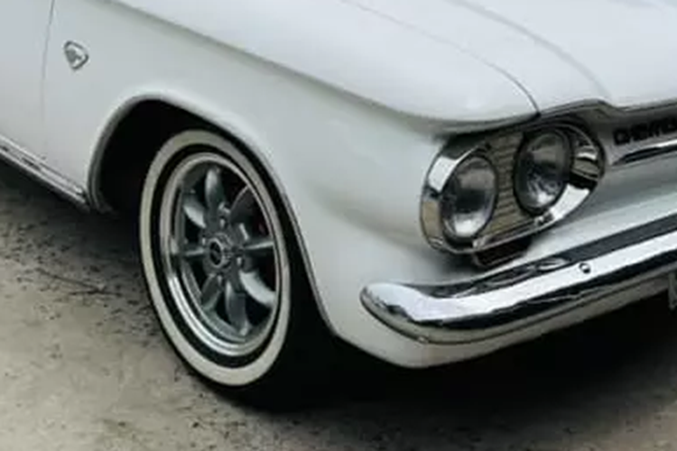 Tên "Corvair" lần đầu tiên được áp dụng vào năm 1954 tại triển lãm Motorama cho một khái niệm dựa trên Corvette với mui cứng kiểu fastback. Khi áp dụng cho các mẫu sản xuất, phần "không khí" ám chỉ hệ thống làm mát của động cơ.