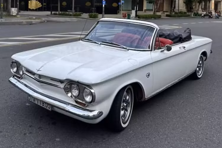 Trong đó, chiếc xe Chevrolet Corvair Convertible đời 1964 trong bài mang màu trắng và nội thất đỏ vừa được chốt giao dịch trên thị trường, và hiện đang được chào bán tiếp, giá trên 1 tỷ đồng. Chevrolet Corvair ra mắt cách đây 60 năm là lời đáp trả từ hãng xe Mỹ dành cho mẫu xe "con bọ" Volkswagen Beetle đình đám lúc bấy giờ.