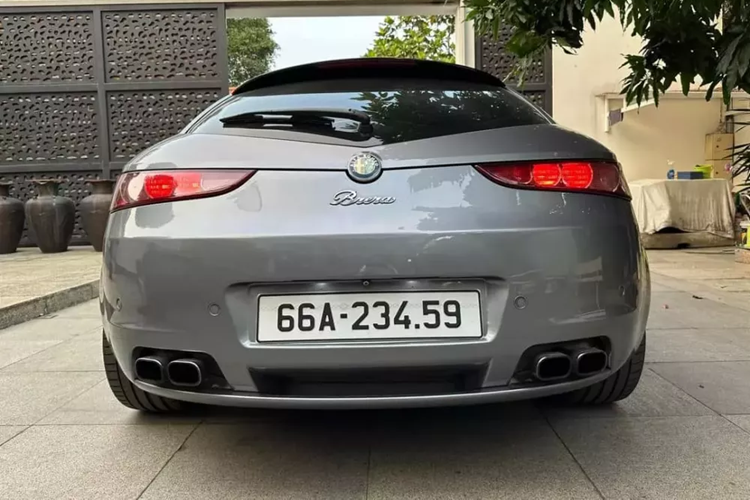 Alfa Romeo Brera bản thương mại được giới thiệu tại Triển lãm ô tô Geneva 2005. Nó thay đổi diện mạo bên ngoài của nguyên bản ở quy mô nhỏ hơn nhiều, trở thành một chiếc coupe cỡ trung trên nền tảng GM/Fiat Premium (chia sẻ với Alfa Romeo 159) và được thiết kế để thay thế GTV cũ.