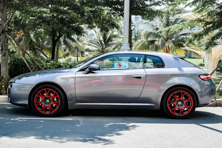 Tại Geneva Motor Show 2008, Alfa Romeo lần lượt giới thiệu phiên bản cập nhật của Brera với sức mạnh tăng đáng kể, cụ thể trên bản V6, dung tích 3.2 lít có sẵn ở dạng dẫn động cầu trước, cho phép đạt tốc độ tối đa 250 km/h, tất cả các biến thể mẫu đều sử dụng vi sai hạn chế trượt điện tử e-Q2.