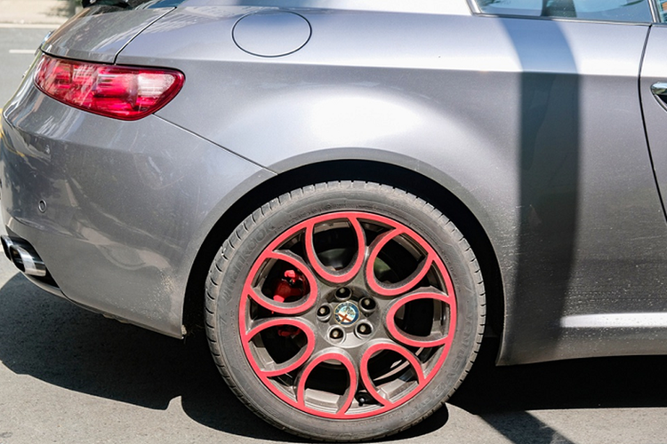 Ở châu Âu, Brera ban đầu có sẵn hai động cơ xăng là JTS 2,2 lít cho ra công suất 182 mã lực và động cơ V6, dung tích 3,2 lít, sản sinh ra 256 mã lực, và động cơ diesel JTD 2,4 lít công suất 197 mã lực.