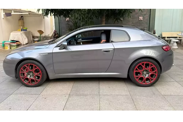 2 bên hốc gió có thêm đèn sương mù. Cụm đèn hậu xe vuốt dài, Alfa Romeo Brera sử dụng ống xả kép, tên gọi của xe được đặt ngay dưới logo. Sau cùng là bộ mâm 7 chấu dạng cánh hoa được sơn màu xám nòng súng với điểm nhấn viền màu đỏ, theo tìm hiểu, bộ mâm này đã được thay mới, đúng với nguyên bản hơn, so với xe sử dụng mâm đa chấu.