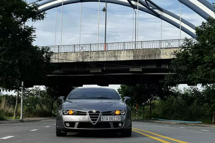 Như đã chia sẻ ở trên, Alfa Romeo Brera chỉ có đúng 1 xe được nhập khẩu về Việt Nam. Ngoại thất xe được sơn màu xám lông chuột cùng các nan hoa mâm được phối màu đỏ bắt mắt. Nội thất chiếc xe thể thao Alfa Romeo Brera tại Việt Nam có màu xanh-nâu.