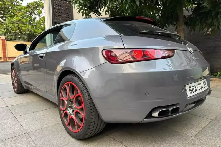Thú vị nằm ở chỗ, chiếc Alfa Romeo Brera hatchback 3 cửa độc đáo này đang định cư tại TP HCM và garage cũng là chung nhà với Alfa Romeo 4C Launch Edition, điều đó cho thấy sự độc lạ trong cách chơi xe của Minh "xí muội", người từng sáng lập ra 1 số hành trình siêu xe hay xe JDM.