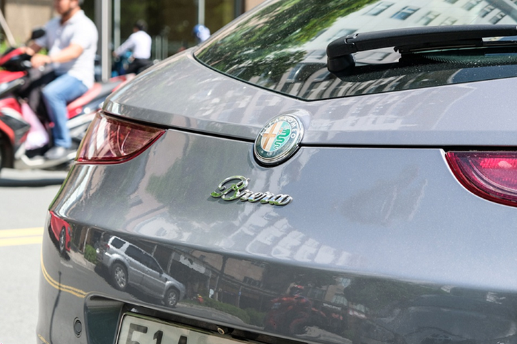 1 năm sau, cũng tại Geneva Motor Show, một mẫu động cơ xăng tăng áp hoàn toàn mới mang nhãn hiệu 1750 TBi (Turbo Benzina iniezione) đã được thêm vào dòng sản phẩm.