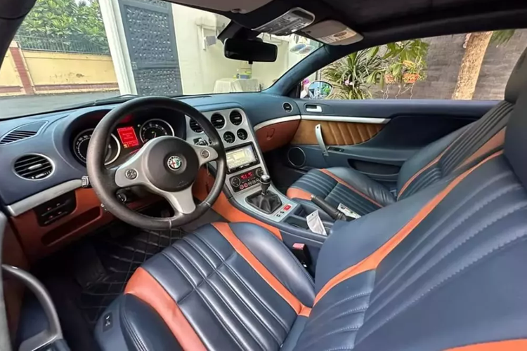 Ở diện mạo thiết kế, Alfa Romeo Brera sở hữu đường nét mềm mại, thân xe kiểu dáng hatchback 3 cửa độc đáo nên phần mui xe khá cao, mang đến chỗ ngồi rộng rãi cho hàng ghế sau. Các điểm nhấn của xe bao gồm hệ thống đèn pha với 6 bóng chia đều 2 bên, ở giữa là lưới tản nhiệt hình tam giác ngược.