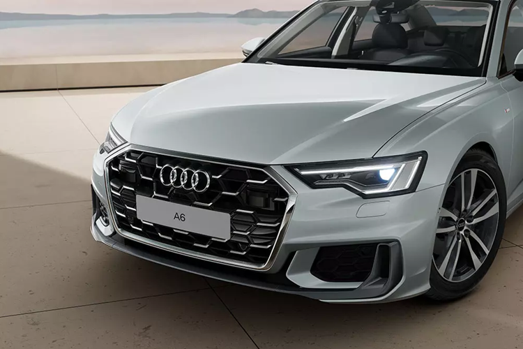 Dự kiến về Việt Nam vào tháng 1/2025, mẫu xe sedan hạng sang Audi A6 2025 sở hữu gói ngoại thất S line thể thao, lấy cảm hứng thiết kế từ các mẫu xe hiệu suất cao RS. So với phiên bản cũ, xe đã được cải tiến ở một số khu vực ngoại thất như lưới tản nhiệt khung đơn Singleframe với họa tiết tổ ong và các chi tiết viền chrome độc quyền.