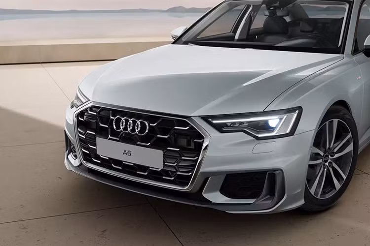 Dự kiến về Việt Nam vào tháng 1/2025, mẫu xe sedan hạng sang Audi A6 2025 sở hữu gói ngoại thất S line thể thao, lấy cảm hứng thiết kế từ các mẫu xe hiệu suất cao RS. So với phiên bản cũ, xe đã được cải tiến ở một số khu vực ngoại thất như lưới tản nhiệt khung đơn Singleframe với họa tiết tổ ong và các chi tiết viền chrome độc quyền.