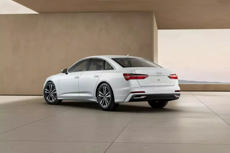 Thêm vào đó là vô lăng bọc da với thiết kế 3 chấu mới, màn hình thông tin giải trí MMI Touch Response 10,1 inch cùng màn hình phụ trợ 8,6 inch để chỉnh các tính năng của hệ thống điều hòa 4 vùng và các tính năng tiện nghi khác. Khu vực bảng điều khiển trung tâm có khuynh hướng nghiêng về bên trái kết hợp cùng các phím chức năng được hoàn thiện bằng chất liệu đen bóng.