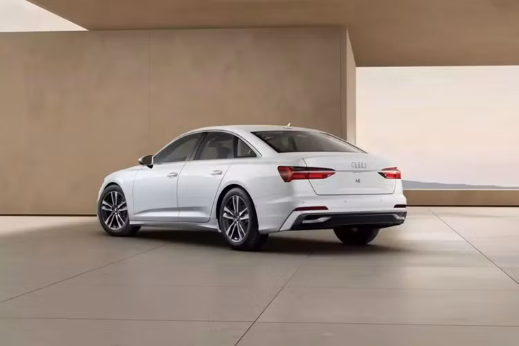 Thêm vào đó là vô lăng bọc da với thiết kế 3 chấu mới, màn hình thông tin giải trí MMI Touch Response 10,1 inch cùng màn hình phụ trợ 8,6 inch để chỉnh các tính năng của hệ thống điều hòa 4 vùng và các tính năng tiện nghi khác. Khu vực bảng điều khiển trung tâm có khuynh hướng nghiêng về bên trái kết hợp cùng các phím chức năng được hoàn thiện bằng chất liệu đen bóng.