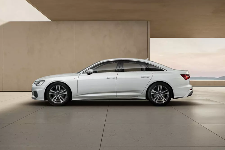 Tương tự ngoại thất, nội thất của Audi A6 S line 40 TFSI thế hệ mới đã được nâng cấp với bảng đồng hồ kỹ thuật số Audi Virtual Cockpit Plus tiêu chuẩn. Bảng đồng hồ có kích thước 12,3 inch này được bổ sung nhiều tính năng mới, cung cấp giao diện hiển thị linh hoạt và rõ ràng về các hệ thống trên xe một cách trực quan nhất.