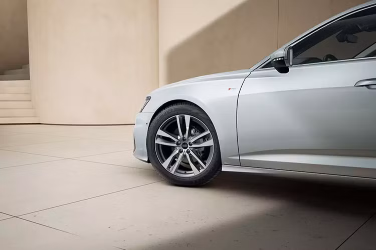 Bên cạnh đó là khe gió được trang trí bằng các chi tiết ốp màu đen nhám Matte Black và xám Platinum Gray trên cản trước. Tất cả những chi tiết này làm nổi bật khí chất khỏe khoắn mà gói S line mang đến. Tiếp theo đó là cụm đèn trước với công nghệ luồng sáng Matrix LED tiêu chuẩn, đi kèm đèn viền ban ngày đặc trưng.