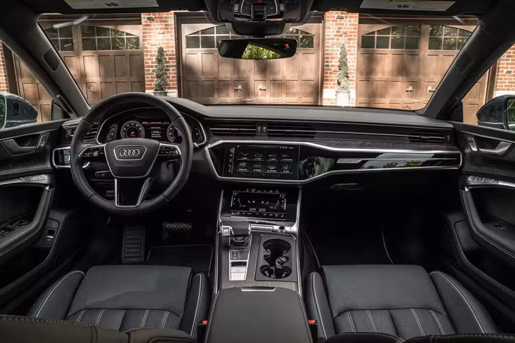 Theo hãng Audi, bộ vành này giúp cải thiện tính khí động học của xe, tối ưu tiêu thụ nhiên liệu cũng như giảm tạp âm vọng vào khoang nội thất. Phần đuôi của Audi A6 đi kèm dải chrome kết nối giữa hai cụm đèn hậu LED, hỗ trợ hiệu ứng đồ họa đèn báo rẽ độc đáo. Nhờ gói S line, xe có thêm cản sau và khuếch tán gió mới.