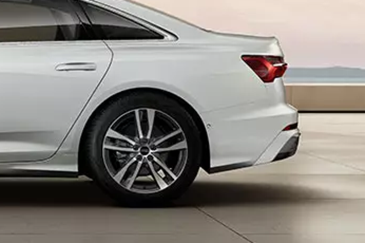 Cản sau được trang trí bằng những chi tiết hình lục giác tối màu, tương đồng với lưới tản nhiệt và khe gió phía trước. Logo "S line" ở hai bên thân xe là điểm nhấn còn lại của khu vực ngoại thất.