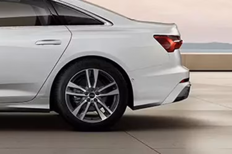 Cản sau được trang trí bằng những chi tiết hình lục giác tối màu, tương đồng với lưới tản nhiệt và khe gió phía trước. Logo "S line" ở hai bên thân xe là điểm nhấn còn lại của khu vực ngoại thất.