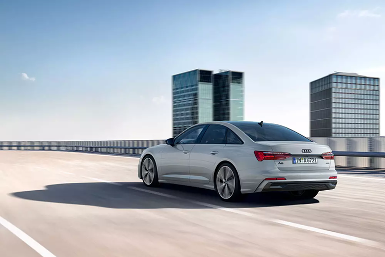 Trong lần ra mắt này, Audi A6 S line 40 TFSI sẽ được trang bị 8 màu sơn, bao gồm: đen Brilliant Black, đen Mythos Black, trắng Glacier White, xanh Firmament Blue, bạc Florett Silver, đỏ Grenadine Red, xám Chronos Gray và xám Daytona Gray.