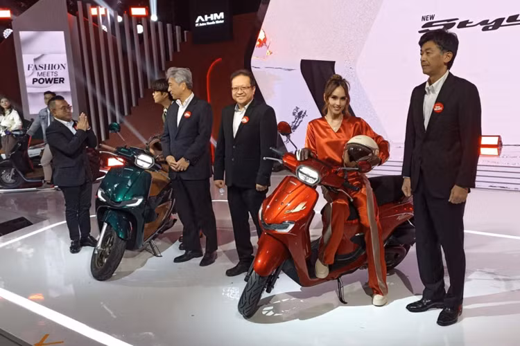Mới đây, hãng Honda đã ra mắt một mẫu xe ga hoàn toàn mới mang tên Stylo 160 ở thị trường Indonesia. Theo công bố, Honda Stylo 160 2024 mới là mẫu xe ga nhắm vào phân khúc cao cấp với thiết kế đầy phong cách.