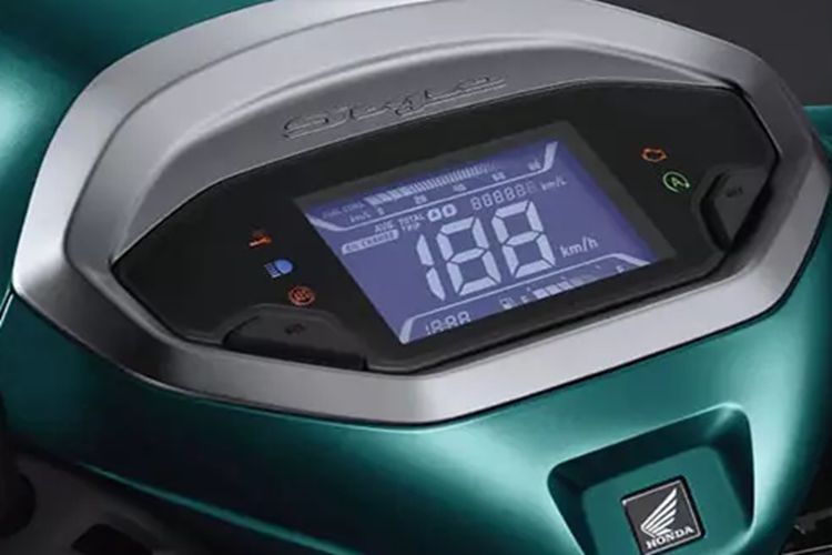 Dưới nữa là ngăn có nắp, đi kèm cổng sạc USB Type A để chứa điện thoại. Trong khi đó, bên dưới yên xe là cốp có thể tích 16,5 lít. Những trang bị đáng chú ý còn lại của Honda Stylo 160 bao gồm bình xăng có thể tích 5 lít, bảng đồng hồ kỹ thuật số có màu và chìa khóa thông minh tích hợp báo động chống trộm.