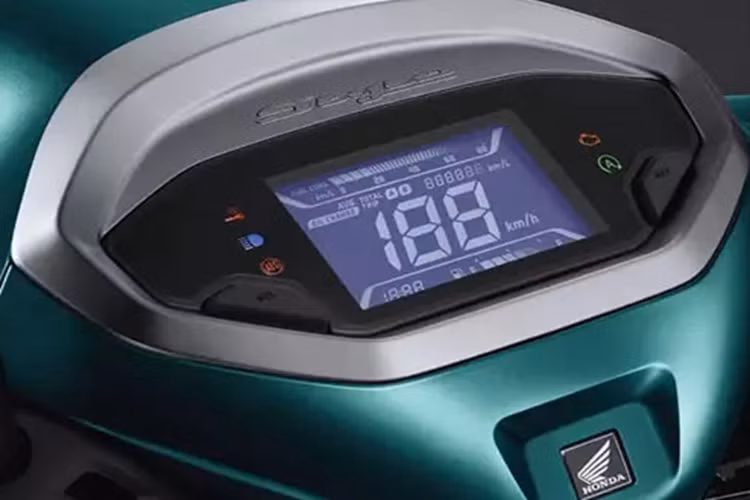 Dưới nữa là ngăn có nắp, đi kèm cổng sạc USB Type A để chứa điện thoại. Trong khi đó, bên dưới yên xe là cốp có thể tích 16,5 lít. Những trang bị đáng chú ý còn lại của Honda Stylo 160 bao gồm bình xăng có thể tích 5 lít, bảng đồng hồ kỹ thuật số có màu và chìa khóa thông minh tích hợp báo động chống trộm.