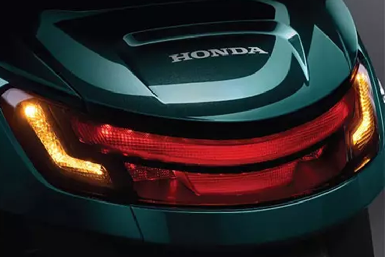 Hệ thống đèn LED được trang bị tiêu chuẩn cho cả phiên bản ABS và CBS của xe. Động cơ của Honda Stylo 160 là loại ESP+ với xi-lanh đơn, 4 van, làm mát bằng dung dịch, dung tích 160 cc, sản sinh công suất tối đa 15,1 mã lực tại tua máy 8.500 vòng/phút và mô-men xoắn cực đại 13,8 Nm tại tua máy 7.000 vòng/phút.