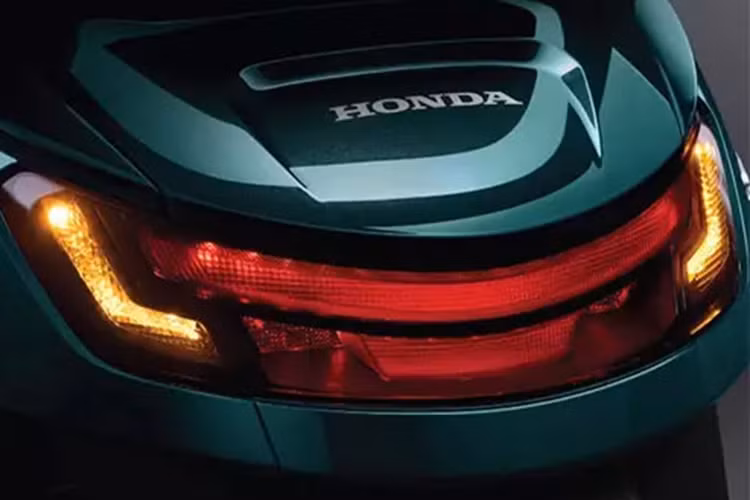 Hệ thống đèn LED được trang bị tiêu chuẩn cho cả phiên bản ABS và CBS của xe. Động cơ của Honda Stylo 160 là loại ESP+ với xi-lanh đơn, 4 van, làm mát bằng dung dịch, dung tích 160 cc, sản sinh công suất tối đa 15,1 mã lực tại tua máy 8.500 vòng/phút và mô-men xoắn cực đại 13,8 Nm tại tua máy 7.000 vòng/phút.