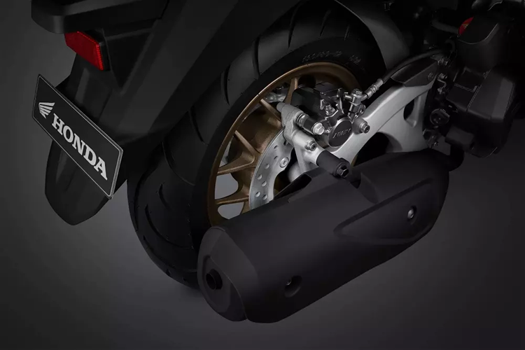 Có một điều thú vị là Honda Stylo 160 được trang bị phanh đĩa đặc biệt phía sau ở phiên bản có hệ thống chống bó cứng phanh ABS một kênh. Trong khi đó, phiên bản phanh CBS của xe chỉ có phanh đĩa trên bánh trước.