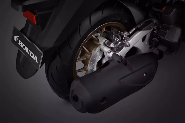 Có một điều thú vị là Honda Stylo 160 được trang bị phanh đĩa đặc biệt phía sau ở phiên bản có hệ thống chống bó cứng phanh ABS một kênh. Trong khi đó, phiên bản phanh CBS của xe chỉ có phanh đĩa trên bánh trước.