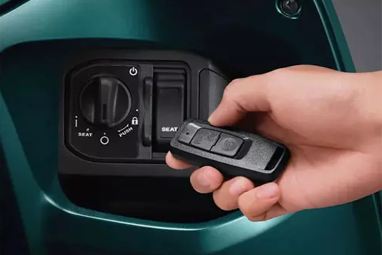 Khi mua Honda Stylo 160, khách hàng Indonesia có thể chọn các màu sơn như xanh lục Royal Green, trắng nhám Royal Matte White, đen nhám Royal Black Matte, đen Glam Black, be Glam Beige và đỏ Glam Red.