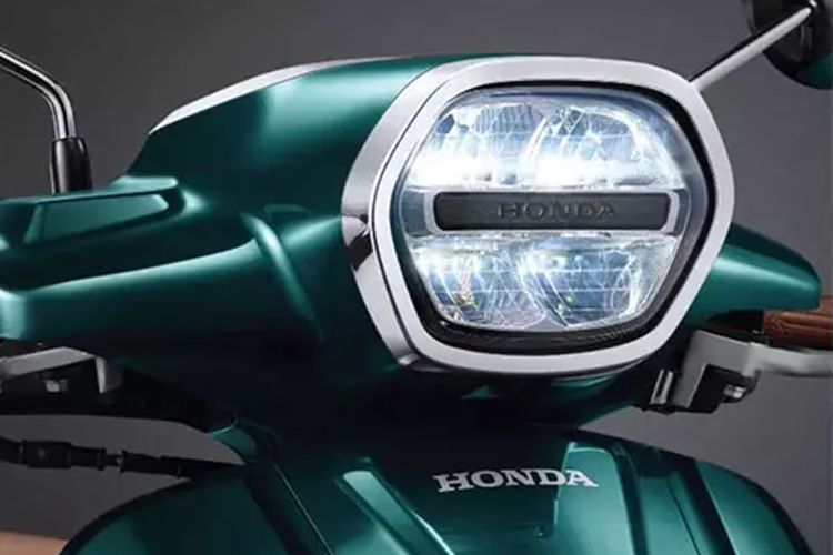 Ở phía sau, Honda Stylo 160 được trang trí với đèn có thiết kế phẳng và cũng dùng công nghệ LED. Thiết kế thể thao được thể hiện khá rõ qua khu vực hai bên hông xe. Không chỉ có thiết kế thời trang, Honda Stylo 160 còn sở hữu nhiều ngăn chứa đồ tiện dụng. Ở phía trước là ngăn nhỏ đủ để chứa chai nước.