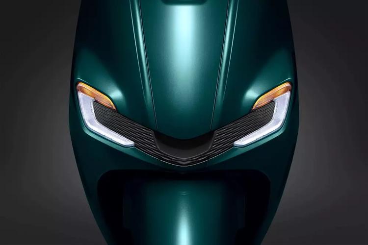 Ở phía trước, Honda Stylo 160 chào đón bằng người dùng bằng đèn pha khá vuông vức và dùng công nghệ LED. Nằm thấp ở hai bên yếm trước là dải đèn LED định vị ban ngày và đèn báo rẽ LED. Tiếp theo đó là bộ vành đúc với đường kính 12 inch với thiết kế mới.