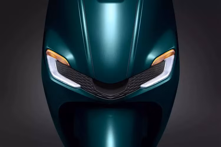 Ở phía trước, Honda Stylo 160 chào đón bằng người dùng bằng đèn pha khá vuông vức và dùng công nghệ LED. Nằm thấp ở hai bên yếm trước là dải đèn LED định vị ban ngày và đèn báo rẽ LED. Tiếp theo đó là bộ vành đúc với đường kính 12 inch với thiết kế mới.