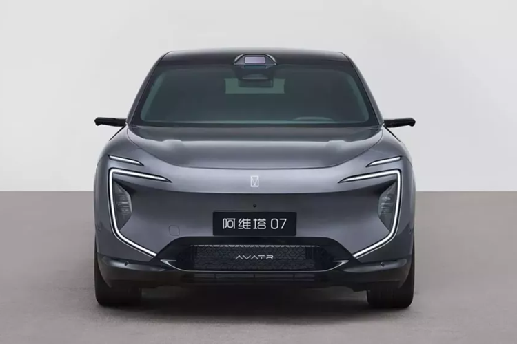 Đây là phương tiện sử dụng năng lượng mới cỡ trung có sẵn với các biến thể BEV và EREV. Avatr 07 có công suất lên tới 590 mã lực và pin LFP từ CATL. Phiên bản EREV của nó có phạm vi hoạt động điện lên tới 188 km. Avatr 07 trước đây được biết đến với tên mã Avatr 15 .