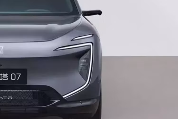 Kích thước của Avatr 07 là 4825/1980/1620 mm với chiều dài cơ sở 2940 mm. Nó dài hơn 75 mm, rộng hơn 59 mm và thấp hơn 4 mm so với Tesla Model Y. Bánh trước và bánh sau của nó lần lượt là 1680 và 1690 mm. Góc tiếp cận và góc thoát của Avatr 07 là 17 độ và 21 độ.