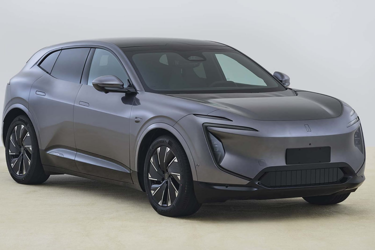 Nó được cung cấp năng lượng bởi cùng một loại pin cho phạm vi chạy điện 178 km. Tốc độ tối đa của xe được giới hạn ở mức 190 km/h. Avatr 07 sẽ có mặt tại thị trường Trung Quốc vào quý 3 năm nay. Phạm vi giá xe Avatr 07 EREV được tiết lộ là khoảng từ 250.000 – 350.000 nhân dân tệ (34.600 – 48.400 USD).