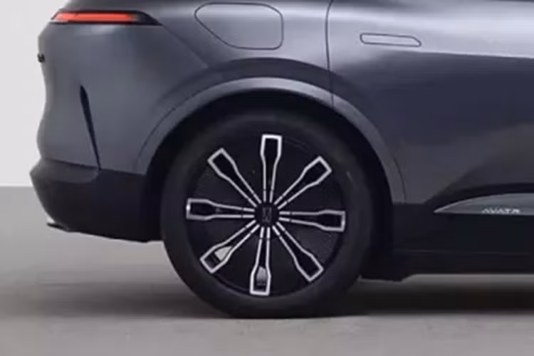 Nó có động cơ điện XTDM39 của Deepal ở trục sau và động cơ điện tử XYDM05 của Chongqing Tsingshan Industrial ở phía trước. Công suất cực đại của nó lần lượt là 188 kW và 252 kW. Tổng công suất của Avatr 07 đạt 440 kW (590 mã lực).