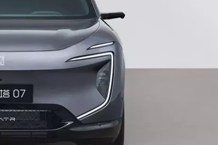 Kích thước của Avatr 07 là 4825/1980/1620 mm với chiều dài cơ sở 2940 mm. Nó dài hơn 75 mm, rộng hơn 59 mm và thấp hơn 4 mm so với Tesla Model Y. Bánh trước và bánh sau của nó lần lượt là 1680 và 1690 mm. Góc tiếp cận và góc thoát của Avatr 07 là 17 độ và 21 độ.