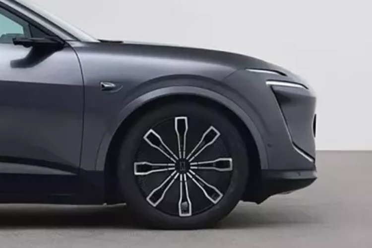 Đối với phần nhô ra, chúng là 902 và 983 mm. Nó có thể được trang bị bánh xe 255/50 R20 hoặc 265/45 R21. Bên trong Avatr 07 có 5 chỗ ngồi. Tùy thuộc vào hệ truyền động, trọng lượng lề đường của nó nằm trong khoảng 2240 – 2434 kg.