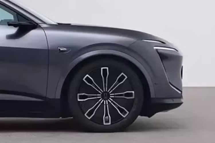 Đối với phần nhô ra, chúng là 902 và 983 mm. Nó có thể được trang bị bánh xe 255/50 R20 hoặc 265/45 R21. Bên trong Avatr 07 có 5 chỗ ngồi. Tùy thuộc vào hệ truyền động, trọng lượng lề đường của nó nằm trong khoảng 2240 – 2434 kg.