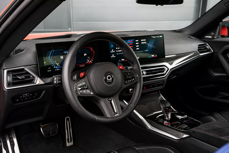 Chiếc xe độ còn được trang bị một cánh gió cố định phía sau bằng sợi carbon kết hợp với một cánh gió carbon từ danh mục Phụ tùng Hiệu suất của BMW M cùng với bộ khuếch tán bằng sợi carbon và bố trí ống xả hình tứ giác phía trên đem đến diện mạo phần cản sau thể thao và góc cạnh, hầm hố.