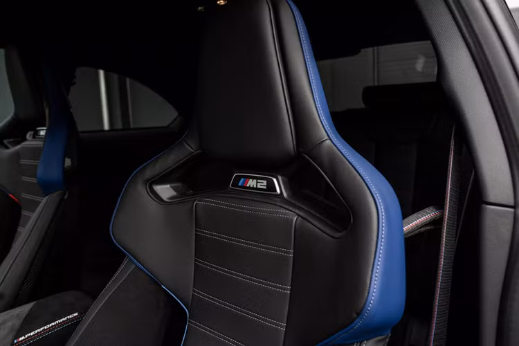 Ngoài ra, khối động cơ sáu xi-lanh tăng áp kép 3.0 lít S58B30 của M2 đã chứng tỏ khả năng phản ứng rất nhanh với các sửa đổi, vì vậy G-Power đã phát triển ba tùy chọn sức mạnh cho xe bao gồm bộ trang bị cơ bản nâng công suất từ 453 mã lực và 550 Nm lên 592 mã lực và 720 Nm.