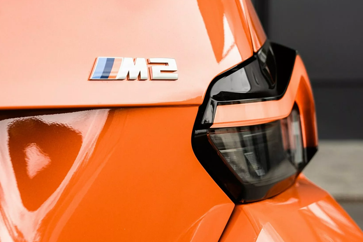 Ở gói nâng cấp cao cấp hơn, gói độ từ G-Power có thể tạo ra công suất 641 mã lực và mô-men xoắn 780 Nm từ cùng một động cơ nhờ ống xả và bộ downpipe mới. Chiếc G-Power BMW M2 2025 hàng đầu mang lại công suất 690 mã lực và mô-men xoắn 840 Nm, đủ mạnh để có thể dễ dàng vượt qua một chiếc xe thể thao hiệu năng cao như BMW M8.