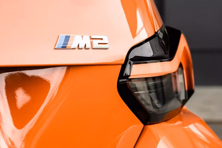 Ở gói nâng cấp cao cấp hơn, gói độ từ G-Power có thể tạo ra công suất 641 mã lực và mô-men xoắn 780 Nm từ cùng một động cơ nhờ ống xả và bộ downpipe mới. Chiếc G-Power BMW M2 2025 hàng đầu mang lại công suất 690 mã lực và mô-men xoắn 840 Nm, đủ mạnh để có thể dễ dàng vượt qua một chiếc xe thể thao hiệu năng cao như BMW M8.