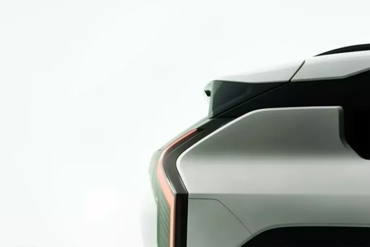 Bên cạnh đó, hãng Kia cũng tung ra một số hình ảnh úp mở của EV3 mới. Tương tự công thức áp dụng cho 2 đàn anh EV9 và EV5 trước đó, SUV điện Kia EV3 phiên bản thương mại có vẻ sẽ gần như giữ nguyên thiết kế của xe concept.