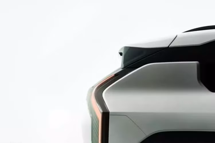 Bên cạnh đó, hãng Kia cũng tung ra một số hình ảnh úp mở của EV3 mới. Tương tự công thức áp dụng cho 2 đàn anh EV9 và EV5 trước đó, SUV điện Kia EV3 phiên bản thương mại có vẻ sẽ gần như giữ nguyên thiết kế của xe concept.