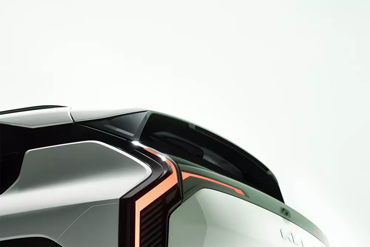 Ngoài ra, ngoại hình của Kia EV3 còn được nhấn mạnh bằng những chi tiết màu đen như hốc bánh, các cột bên sườn, baga nóc và cánh gió mui. Màu sơn xanh bạc hà nhạt của Kia EV3 Concept cũng được bê nguyên sang phiên bản thương mại.