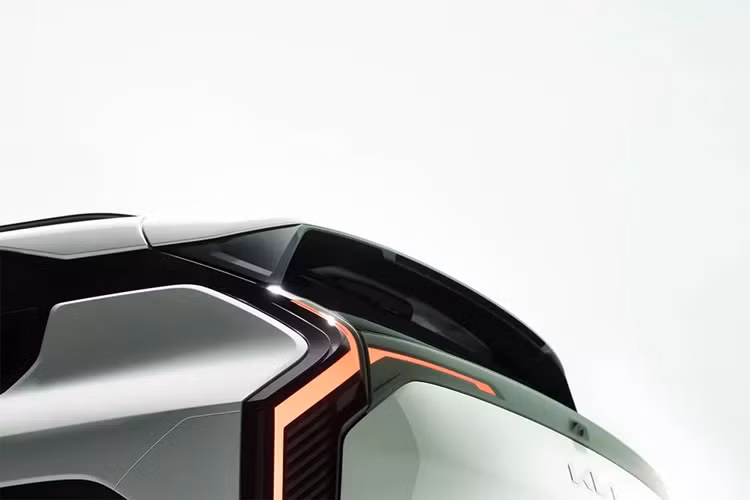 Ngoài ra, ngoại hình của Kia EV3 còn được nhấn mạnh bằng những chi tiết màu đen như hốc bánh, các cột bên sườn, baga nóc và cánh gió mui. Màu sơn xanh bạc hà nhạt của Kia EV3 Concept cũng được bê nguyên sang phiên bản thương mại.