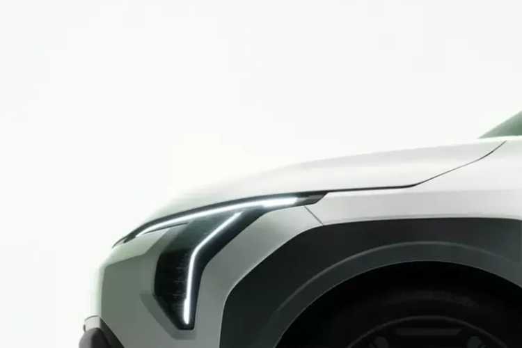 Cũng như mọi mẫu xe Kia đời mới khác, EV3 sẽ được áp dụng ngôn ngữ thiết kế Opposites United quen thuộc. Xe trang bị đèn pha nằm dọc, đèn LED định vị ban ngày và đèn hậu lấy cảm hứng thiết kế từ chòm sao. Bên cạnh đó là đường dập gân nổi bật trên sườn xe, cửa cốp thẳng đứng và kính chắn gió sau dốc sâu.