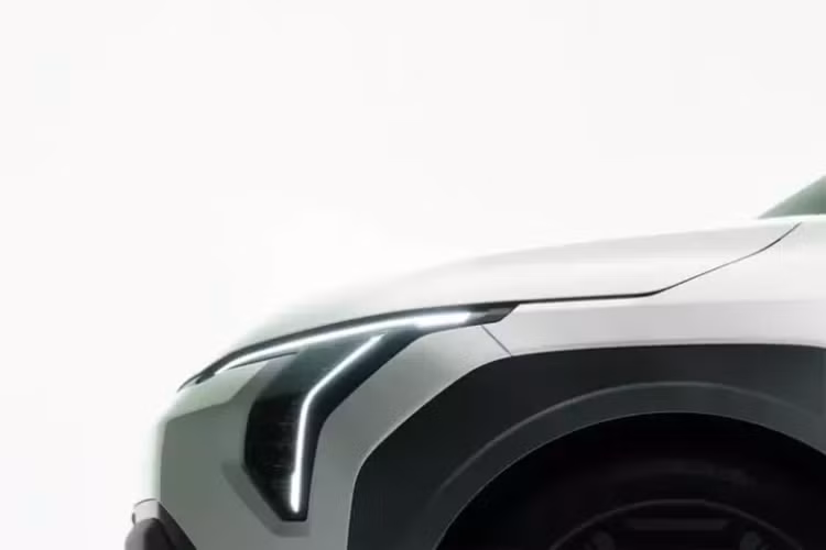 Cũng như mọi mẫu xe Kia đời mới khác, EV3 sẽ được áp dụng ngôn ngữ thiết kế Opposites United quen thuộc. Xe trang bị đèn pha nằm dọc, đèn LED định vị ban ngày và đèn hậu lấy cảm hứng thiết kế từ chòm sao. Bên cạnh đó là đường dập gân nổi bật trên sườn xe, cửa cốp thẳng đứng và kính chắn gió sau dốc sâu.